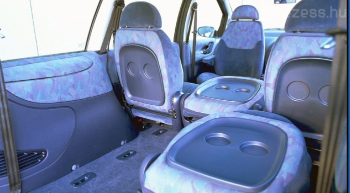 5+2 kivehető ülés volt az első generációban