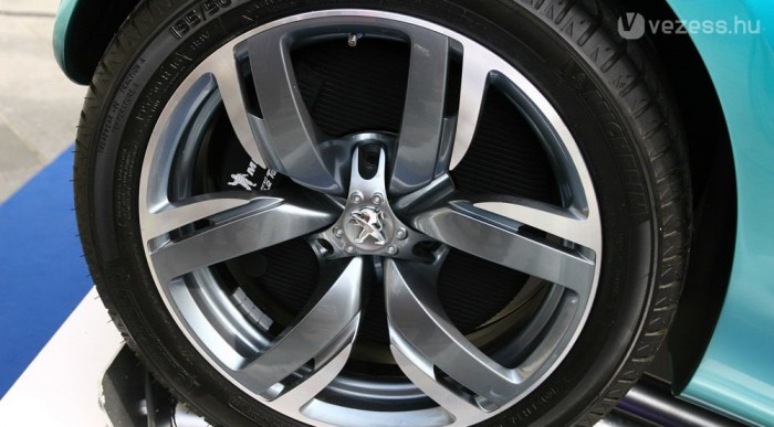 A hátsó kerekek saját motort kaptak