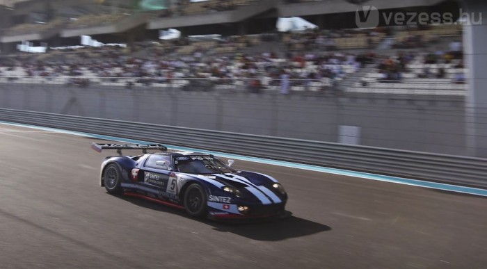 Női pilóta, 260-nal a gumifalba – videó 4 | Vezess Női pilóta, 260-nal a gumifalba – videó 4