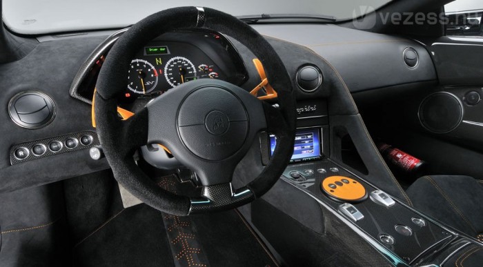 Fekete és narancs belül is