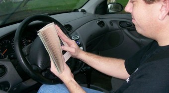 Baleset: vezetés közben olvasott