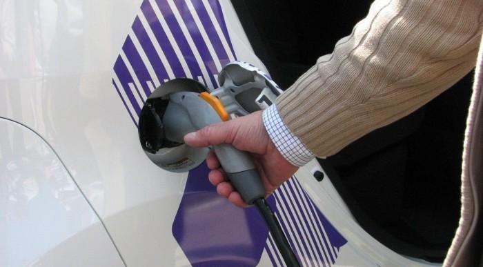 Sima 230 voltos konnektorból is tölthető, hat óra alatt szívja meg magát