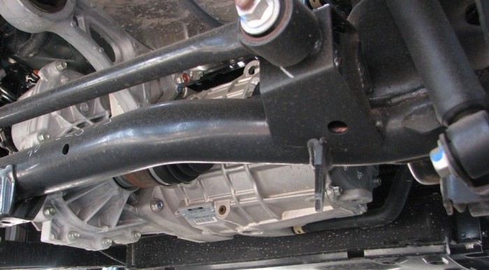 A hátsó tengely előtt a kis villanymotor - szigorúan véve tehát középmotoros konstrukció