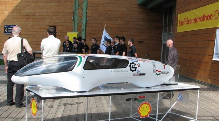 Alig húsz kiló, ezer kilométert akarnak futni egy liter benzinnel