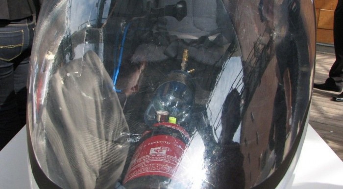 A tűzoltókészlék mögött egy PET-palack tárolja az üzemanyag befecskendezéséhez szükséges nyomást (4-5 bar)