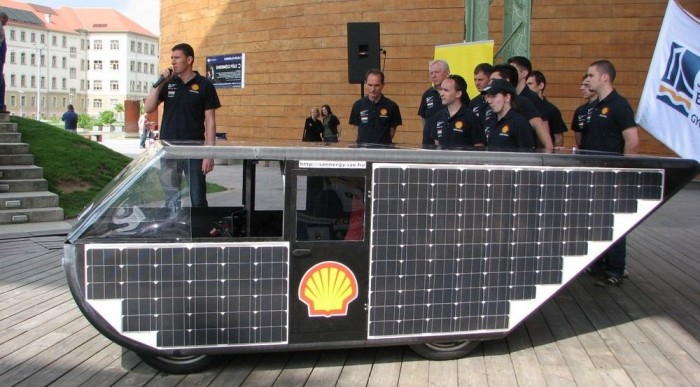 A napelemek napsütésben valamivel több, mint egy kilowatt teljesítményt tudnak