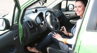 Kustánczi Lia mezítláb nyomja a gázt