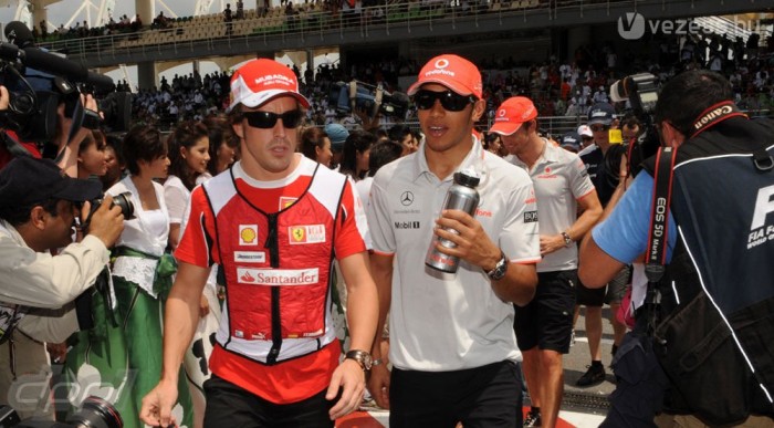 Alonso: Nem kivételeznek Hamiltonnal