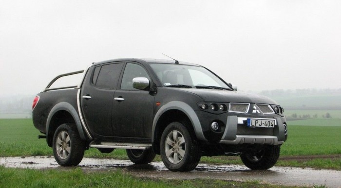 Ha a sok dizájnelemet lepattogtatnánk róla, rendes, alvázas, komoly vas maradna