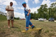 Néha egy-egy gyalo­goshíd hiánya jelenti a szűk közlekedési kereszt­metszetet határainkon