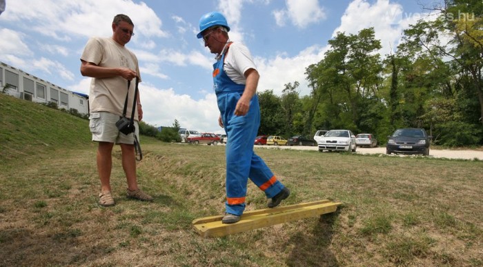 Néha egy-egy gyalo­goshíd hiánya jelenti a szűk közlekedési kereszt­metszetet határainkon