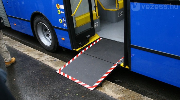 Felgyorsítjuk a tömegközlekedés és a közintézmények akadálymentesítését