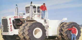 Ámultba ejtő a világ legnagyobb traktora