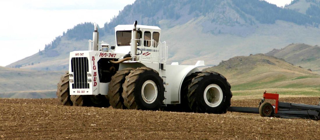 Ámultba ejtő a világ legnagyobb traktora