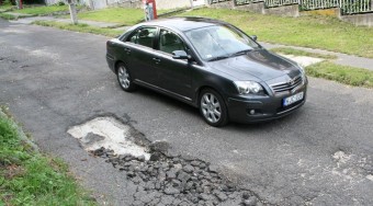 Eladta kátyúit egy falu