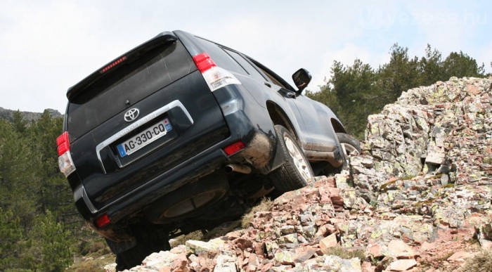 42 fokos oldaldőlésig nem borul fel