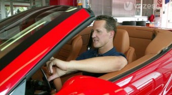 Luxusautókkal járnak az F1-es sztárok