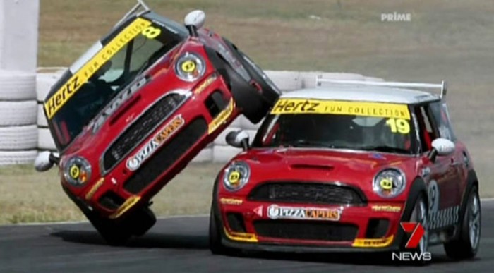 Közönségbe szaltózó Mini Cooper