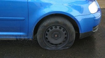 Majd száz autó kerekét szúrta ki