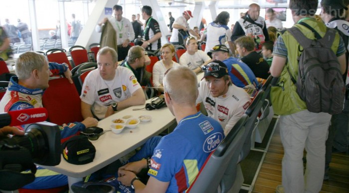 Versenyzők újságírók együtt hajóztak