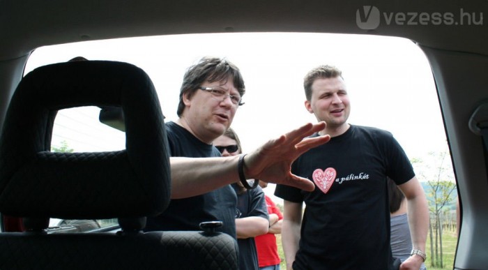 Holiday és PAlex szemrevételezi Tarjáni Suzuki Jimny típusú gépjárművét