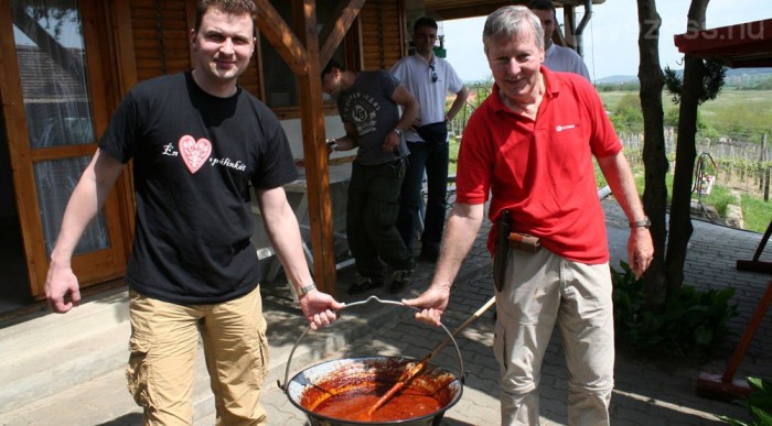 Áki (jobbra) nagy műve a pazar pörkölt
