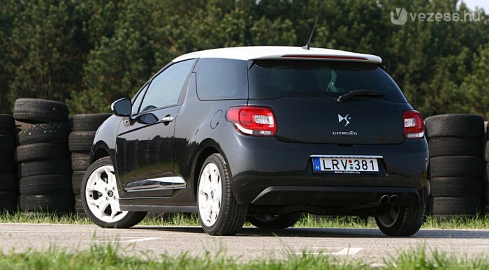 Sötét üvegek, cápauszony motívum