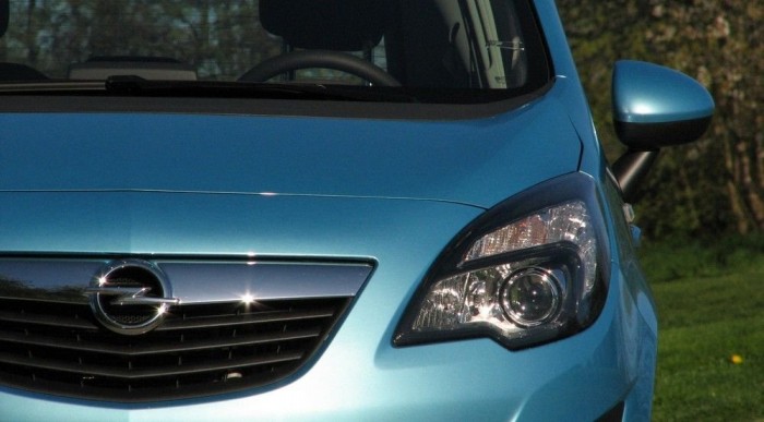 Érdekes törés a fényszóró alján