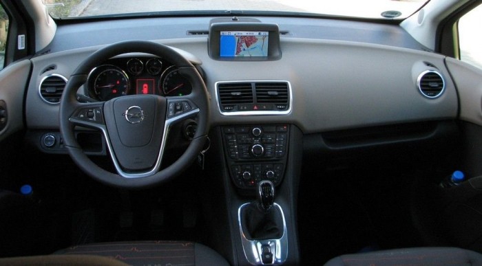 Insigniából, Astrából ismerős kormány, műszeregység, középkonzol