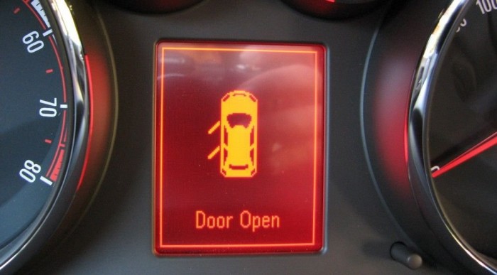 Apró figyelmetlenség: a műszerfalon az ajtók hagyományosan nyílnak