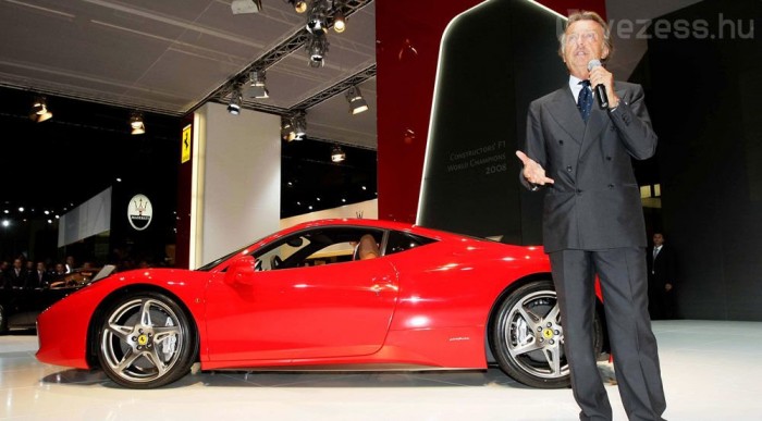 Ferrari és Masretai áll a garázsában