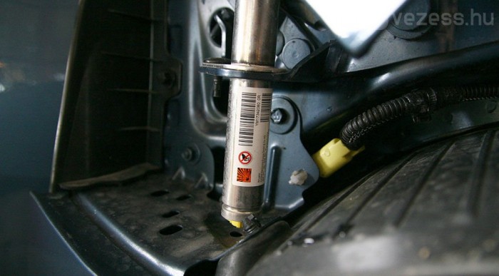 Robbanópatron a motorháztető alatt