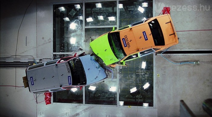 850 tonnás betonkockával ütköznek – videó 6