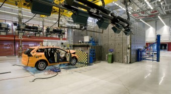 850 tonnás betonkockával ütköznek - videó