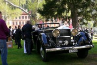 Ezen a füves területen egy kisebb Rolls-Royce kiállítást rendeztek be