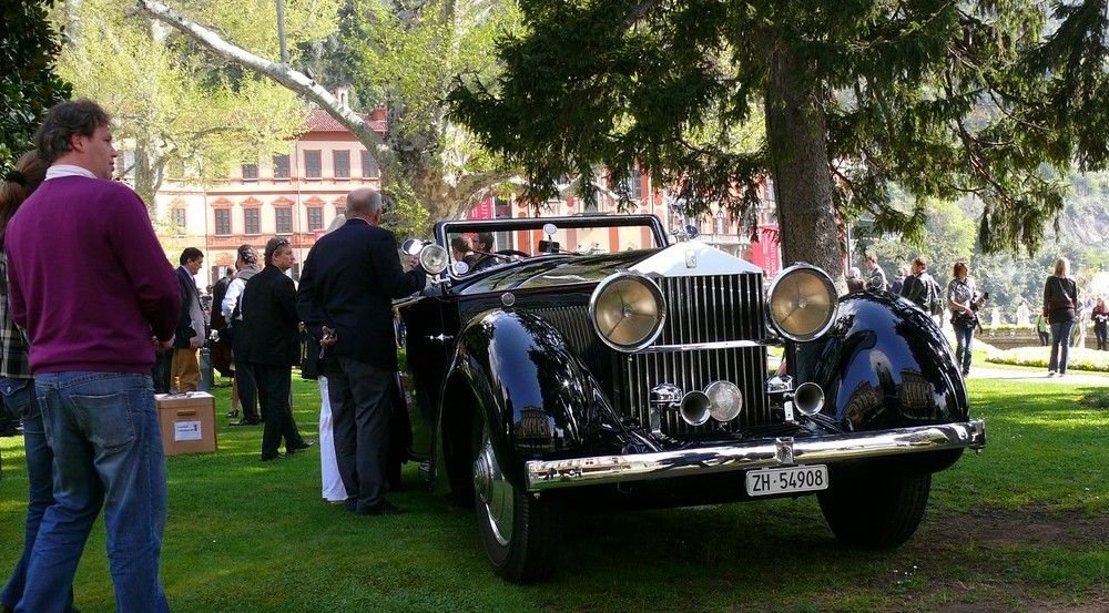 Ezen a füves területen egy kisebb Rolls-Royce kiállítást rendeztek be