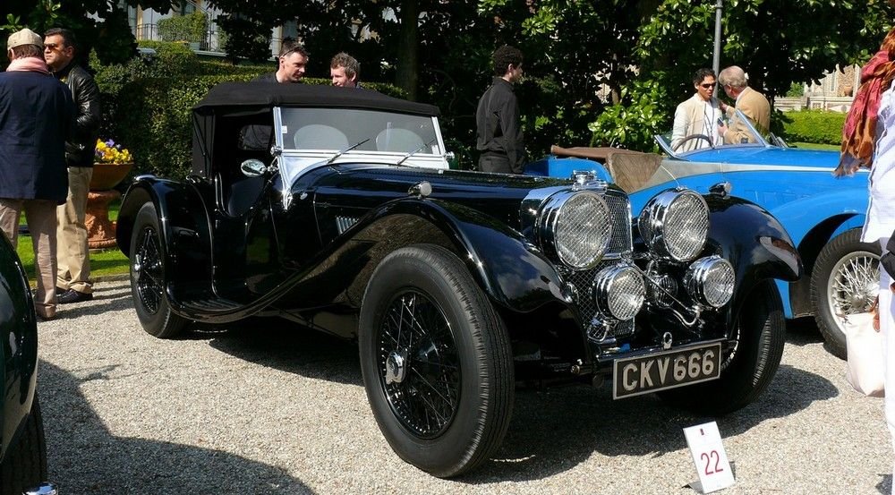 Egy 1934-es Jaguár, mikor még S.S.-nek hívták. A háború után nem volt annyira menő ez a név