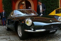 Ferrari 500 Superfast. A tulajdonosa az amerikai Martin Gruss, a bácsi a virágos bottal