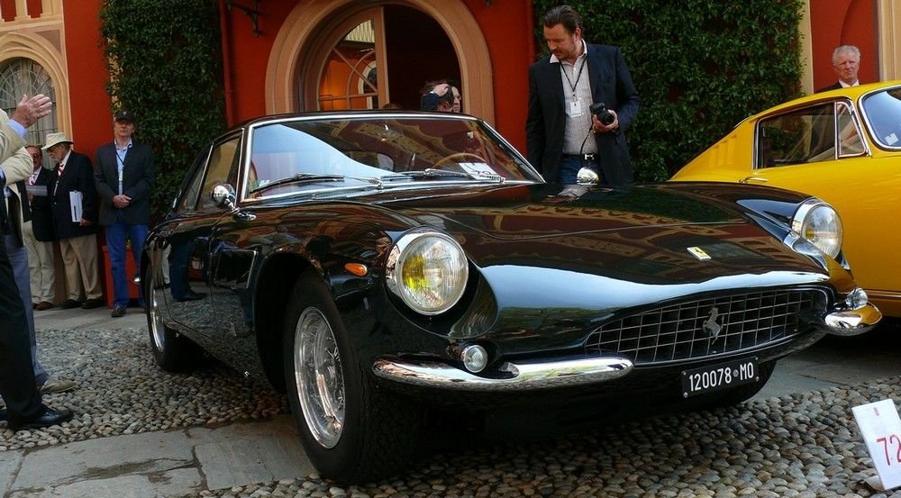 Ferrari 500 Superfast. A tulajdonosa az amerikai Martin Gruss, a bácsi a virágos bottal