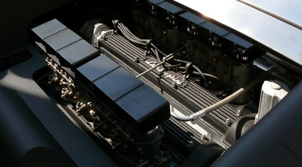 A Miura 12 hengere