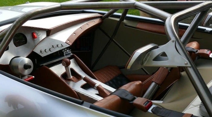 Komoly kapcsolótábla a kormánymentes autóban