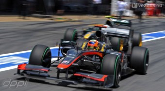 F1: Barrichello az újoncokra mutogat