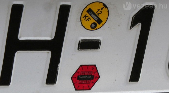 A piros, a kék és a sárga plakett egyformán rosszat jelent