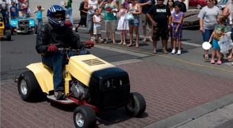 Fűnyíró traktor 160 km/h-val száguld!