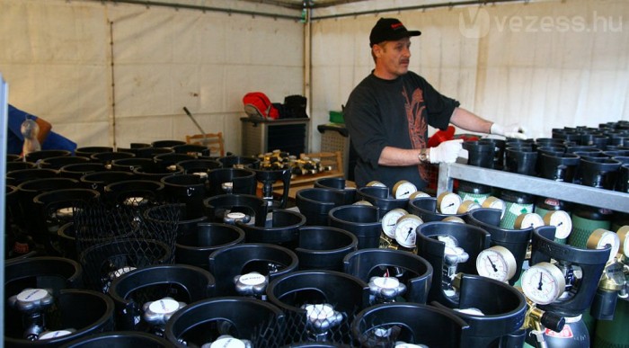 Ötezer forint egy palack feltöltése