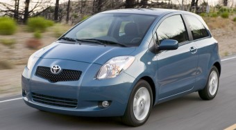 Autó műszerfalába rejtették a határsértőt