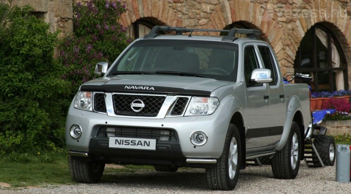 Terepen a hátsó diffizárral tud többet testvérénél a Navara