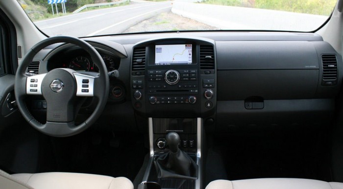 A Patrhfinderben puhábbak, a Navara belsejében kemények a műanyagok