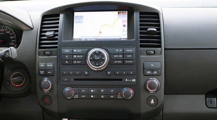 A telefonon lévő zene Bluetooth-kapcsolaton át szól az autóban