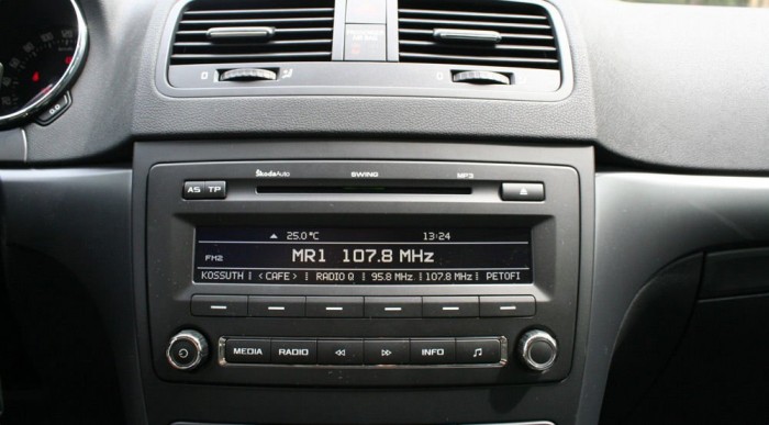 Csak elöl van hangszóró